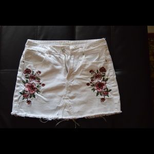 White pacsun skirt. Size: 25-26.